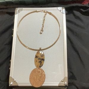 Gold and marble pattern print women necklace